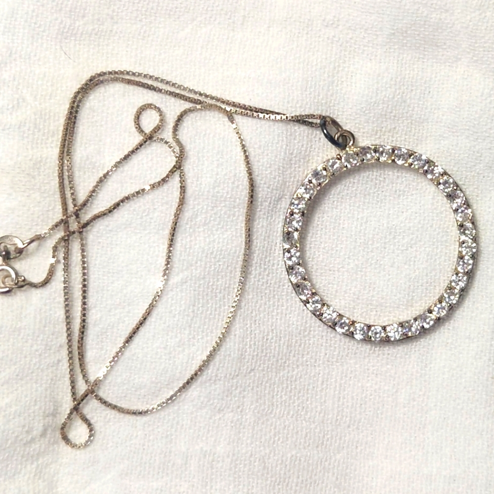 Circle pendant necklace